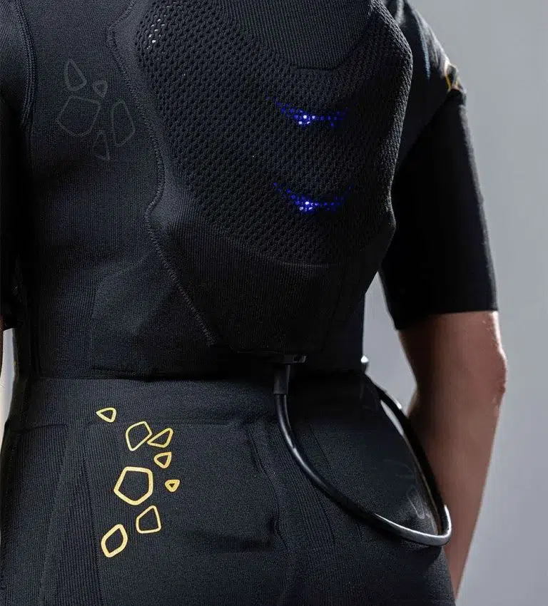 Combinaison d'électrostimulation avec motifs lumineux